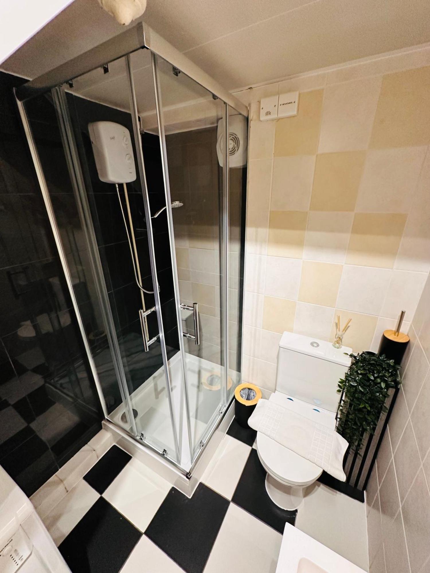 R2 - Elegant Private Room Opposite Queen Elizabeth Hospital - Harborne Birmingham Buitenkant foto